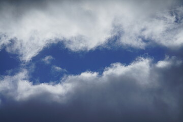 Wolken Himmel bei Tag mit dichtender bis teils heiterer Bewölkung, Wetterstimmung und Vorhersage des Wetters