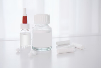 Stilleben in Zahnarzt-Praxis aus Fläschchen und Tamponage vor weißem Hintergrund | COPY-SPACE