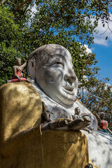 Obraz premium a big white buddha statue at an abondend temple