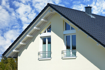 Fassade eines neu gebauten modernen Mehrfamilienhauses