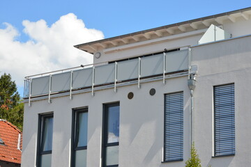 Fassade eines neu gebauten modernen Mehrfamilienhauses