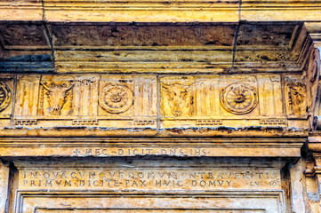 sculpture au dessus d'une porte