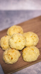 Pancitos de queso - scones con fondo oscuro | cheese loaves on dark background