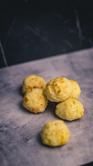 Pancitos de queso - scones con fondo oscuro | cheese loaves on dark background