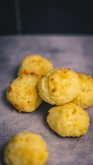 Pancitos de queso - scones con fondo oscuro | cheese loaves on dark background