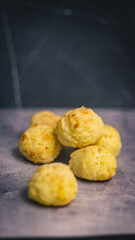 Pancitos de queso - scones con fondo oscuro | cheese loaves on dark background