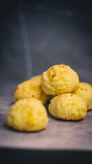 Pancitos de queso - scones con fondo oscuro | cheese loaves on dark background