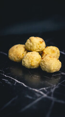 Pancitos de queso - scones con fondo oscuro | cheese loaves on dark background
