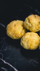 Pancitos de queso - scones con fondo oscuro | cheese loaves on dark background