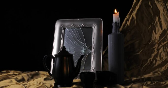 Candela e specchio rotto, natura morta