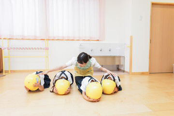 ヘルメットを被り避難する子供