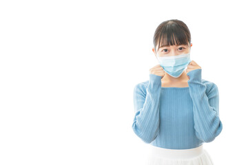 マスクをつけた若い女性