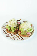 Brusqueta de palta y brotes de soja
