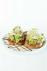 Brusqueta de palta rabanitos y brotes de soja