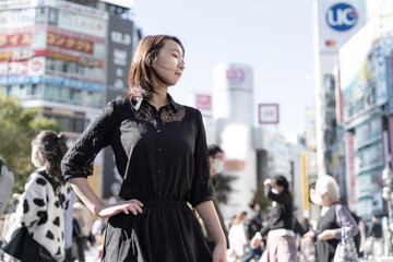 渋谷スクランブル交差点に立つ女性