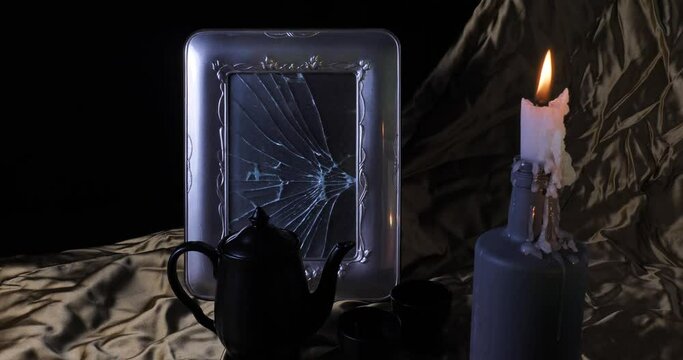 Still life con candela e specchio rotto