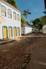 Fototapeta na wymiar Paraty, Rio de Janeiro, Brasil: Rua do centro histórico com construções colonial