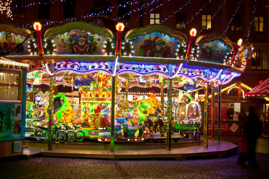Weihnachtsmarkt in Augsburg, Moritzplatz, Kinderkarusell bei Nacht