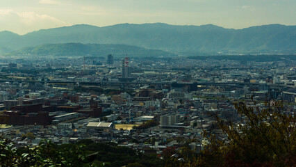 Obraz premium Views of kyoto city from the Fushimi Inari temple complex in Kyoto, Japan