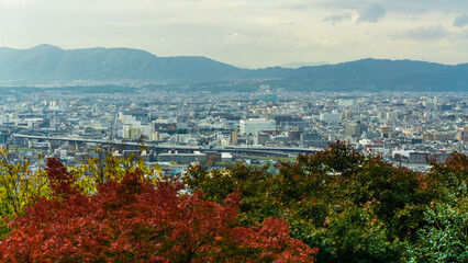Obraz premium Views of kyoto city from the Fushimi Inari temple complex in Kyoto, Japan