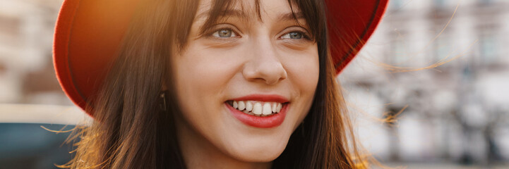 Obraz premium Close up of a young stylish brunette white woman