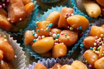 Struffoli, tipico dessert della cucina napoletana e campana, Cibo Italiano 