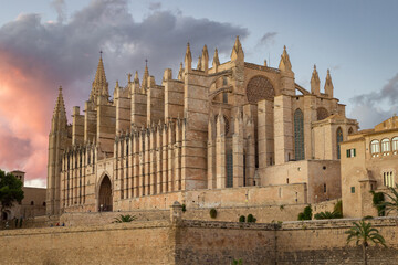Obraz premium Sunset with the view of the cathedral of Mallorca (Spain)