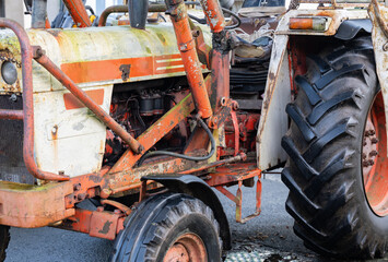 Weißer rostiger Oldtimer Traktor aus dem Jahr 1971