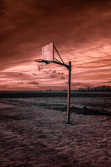 tablica i kosz do koszykówki na tle ciemnego nieba