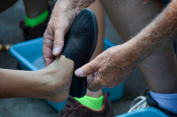 Naklejka premium Fitting a shoe