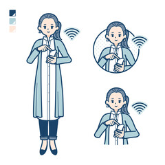 ロングシャツを着た女性がスマートフォンを操作しているイラスト