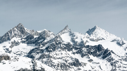 Fototapeta na wymiar Sommets des Alpes valaisannes
