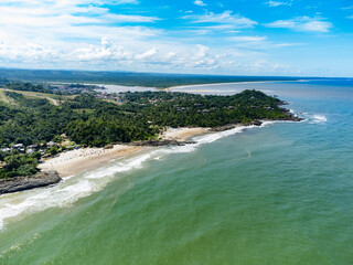 Fotografia terrestre e aérea da Praia da Ribeira, também conhecida com praia da Penha e é uma praia da cidade de Salvador. Bahia. 