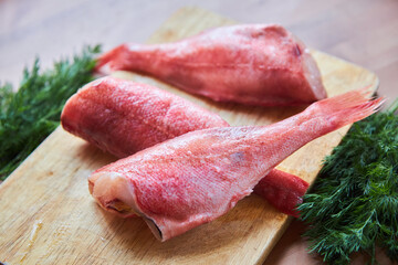 The fish is a red sea bass without a head. Raw frozen foods. A delicacy.