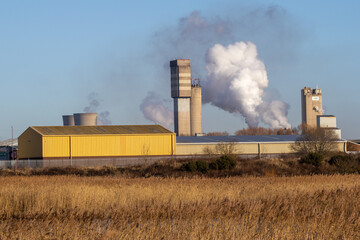 Obraz na płótnie Canvas smoke from a factory