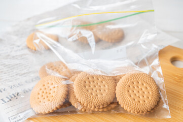 砕くためにジップ付きビニール袋に入れたクッキー
