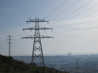 Carretera Y Arboles Torres De Energía Eléctrica,  Camino Al Castillo De Baro Mirador Llobera Barcelona