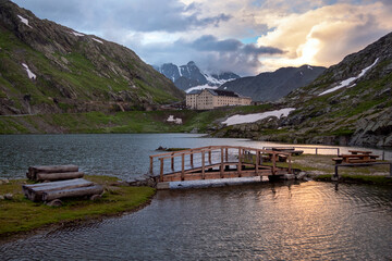 Passerelle sur le lac au col du Grand Saint Bernard dans les Alpes valaisannes, &agrave; la fronti&egrave;re entre la Suisse et l'Italie