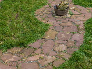 Gepflasteter Weg durch den Garten