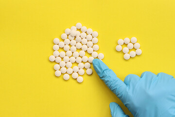 Obraz na płótnie Canvas Dose of tablets. Gloved hand counting down pills