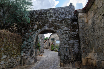 Fototapeta na wymiar Arch, wall of the historical village of Monsanto. Portugal.