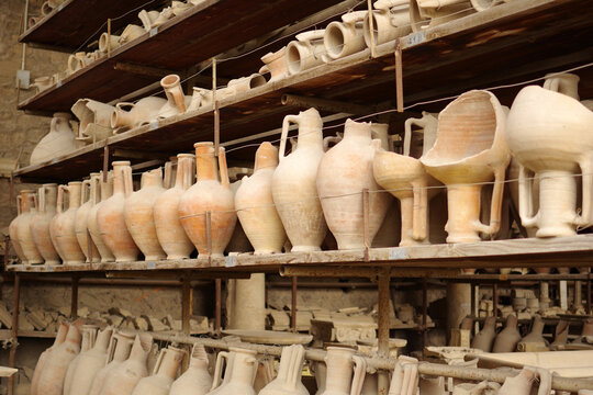 Poteries et Amphores : d&eacute;combres de ensevelissement de Pomp&eacute;i