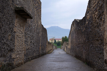 Ruelle de Pompéi menant vers le Vésuve