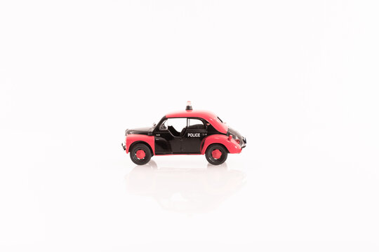 V&eacute;hicule miniature Renault 4 cv de la police de Monaco, v&eacute;hicule ancien de police.	