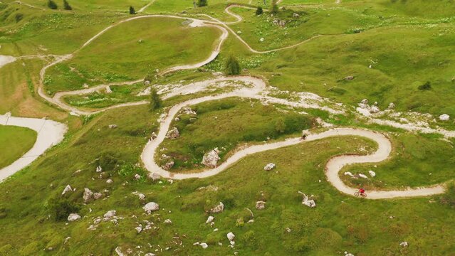Mountain bike su sentiero sterrato, Passo Valgardena