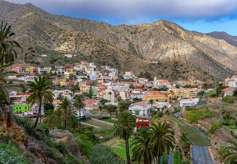 VALLEHERMOSO, LA GOMERA, Kanarische Inseln: Wanderung im Norden der Insel mit Blick von oben auf den pittoresken Ort mit bunten Häusern und den Bergen