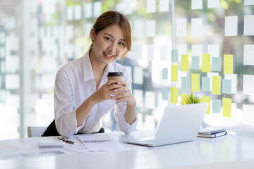 Obraz premium Beautiful Asian woman is a businesswoman who leads a new generation of startups, a woman who runs and manages a business plan to build confidence and stability in business, woman-led business concept.