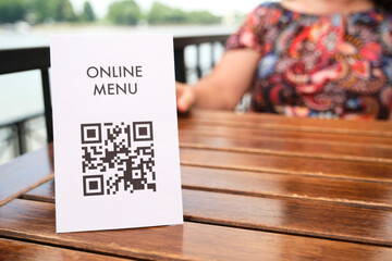 Table with a QR code to access a restaurant digital menu