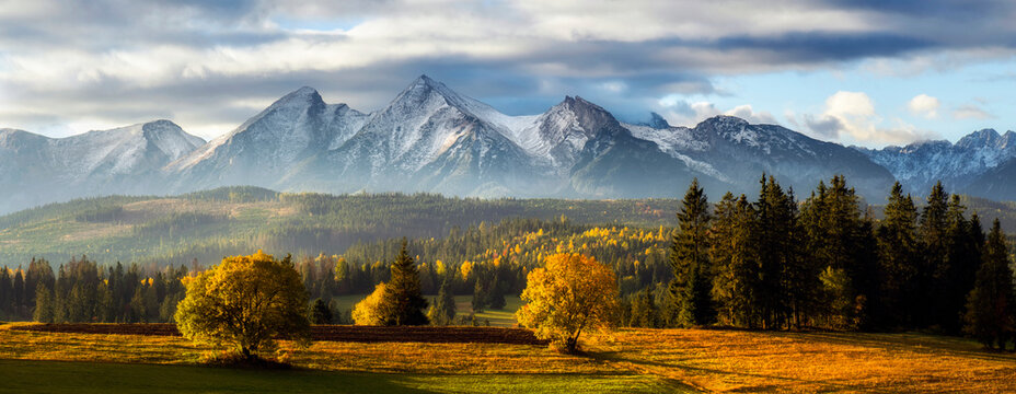 Fototapeta Beautiful autumn landscape of Tatry mountains - panorama