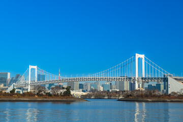 東京お台場の青空に映えるレインボーブリッジ